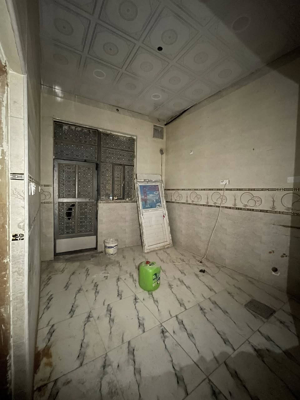 بيت للإيجار ابي الخصيب الصنكر 
يحتوي ثلاث غرف منام وصاله وستقبال ومطبخ وصحيات خارجيه وداخليه ويكون غريب ع شارع العام اجاره ٤٠٠قفل للاستفسار ***********
