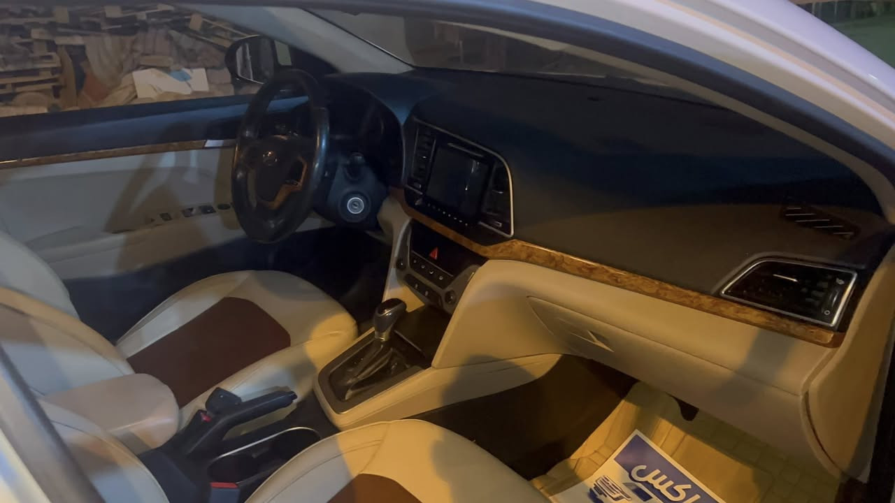 السلام عليكم النترا ١٨ خليجي فول مواصفات عدا البصمه رقم انكليزي بصره سنويتها لل٣٠ نضيفه ومامتعوبه ماشيه ١٥٠  بيها جاملغ امامي  السعر 137 وبيها مجال ***********
