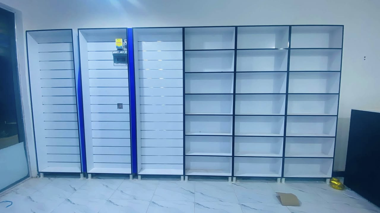فاترينات مع ميز مكتب استخدام ٦اشهر للبيع***********
