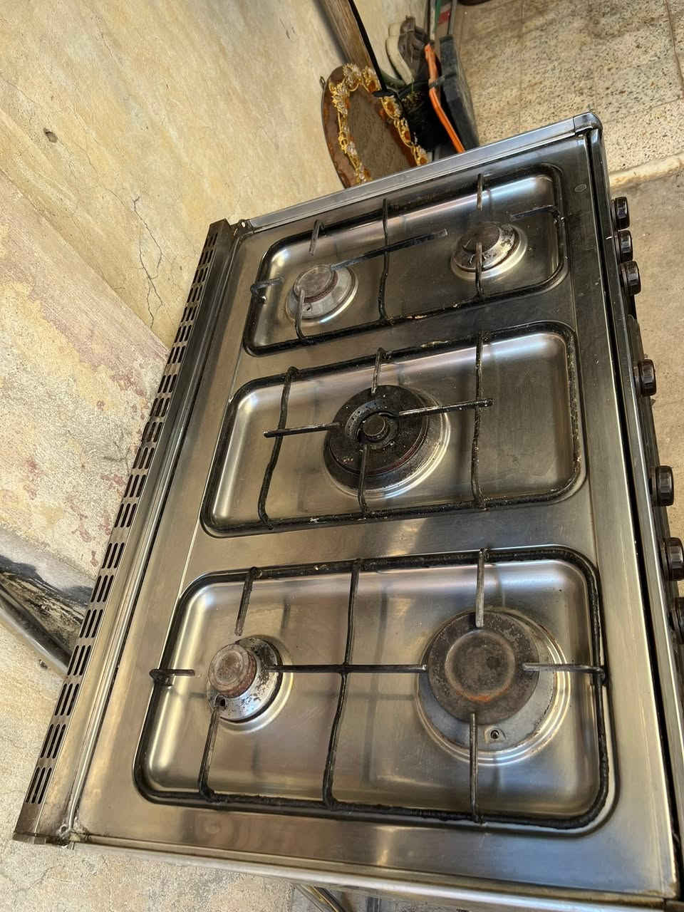 مبردة
حجمها ثنين ونص 
الوني ايرانية اصلية 
ماطورها سرعتين بلادي 
قفلها ١٠٠ 
شوية صبغها واكع

طباخ ب٨٠
الكاونتر ب١٠٠


**إذا كنت صاحب هذا الإعلان وتريد حذفه لأي سبب، رجاءا أرسل رسالة إلى الدعم الفني**