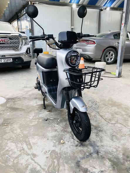 السلام عليكم اخوان للبيع دراجه شحن نوعR9الدراجه ب جيس ماناقصها اي شي برغي واحد مامفتوح بيها 

مواصفاتها  
بصمه2
كارت2
سويج2.             معدل السرعه 90

لايت 
بك لايت 
اشاير 
دبل إشاره 
هورن 
ترجع بك 
مري جانبي 
باندام 
مكان شحن موبايل
ام بي ثري يربط موبايل 
السعر٥٥٠وبيها مجال قليل 
العنوان الناصريه مركز شارع٣٠
                      
                               رقم موبايل***********
