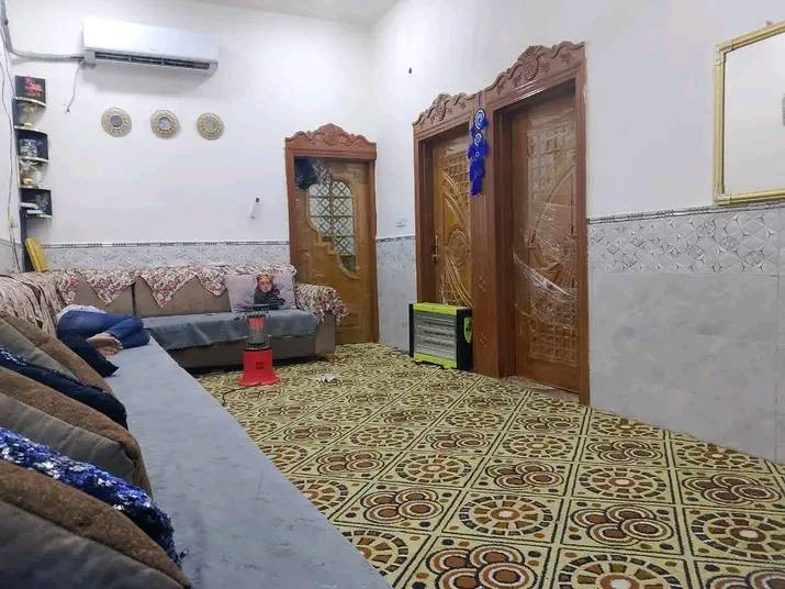 بسم الله الرحمن الرحيم اسعد الله اوقاتكم احبتي يتوفر لدينا بيت للبيع وقف سني مسجل واصولي يتكون من غرفه وصاله ومطبخ واستقبال وصحيات المساحه 110 العنوان البصره ابو الخصيب ام نعاج على الشارع التبليط السعر 60 وبيه مجال وكافه الخدمات ما كهرباء النت الضوئي مدارس للاستفسار الاتصال على الارقام التاليه ***********.  ***********
