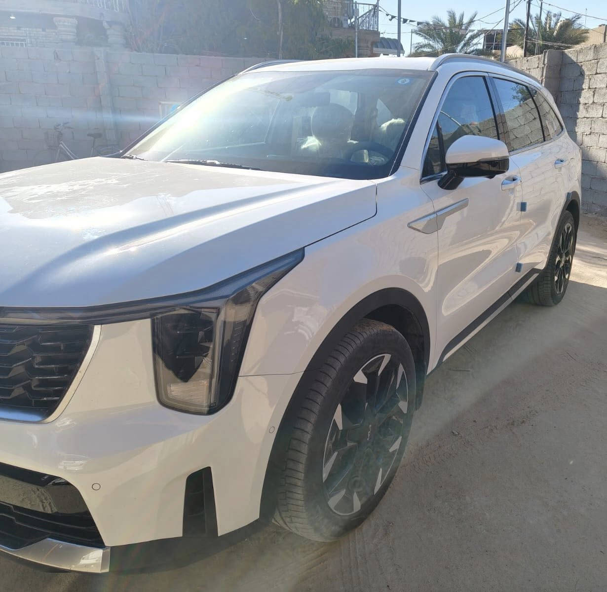 السلام عليكم
سورنتو 2025 خليجي وكاله 
ماشيه 10 آلاف 
السياره استخدام شخصي وجديده بمعنى الكلمه 
كفاله عامه من كل النواحي ماعدا رصعه بسيطه وموضحه بالصوره 
رقم شبه مميز بغداد ب اسمي تحويل ثاني يوم 
مكاني النجف خان النص 
استفسار اكثر ***********
