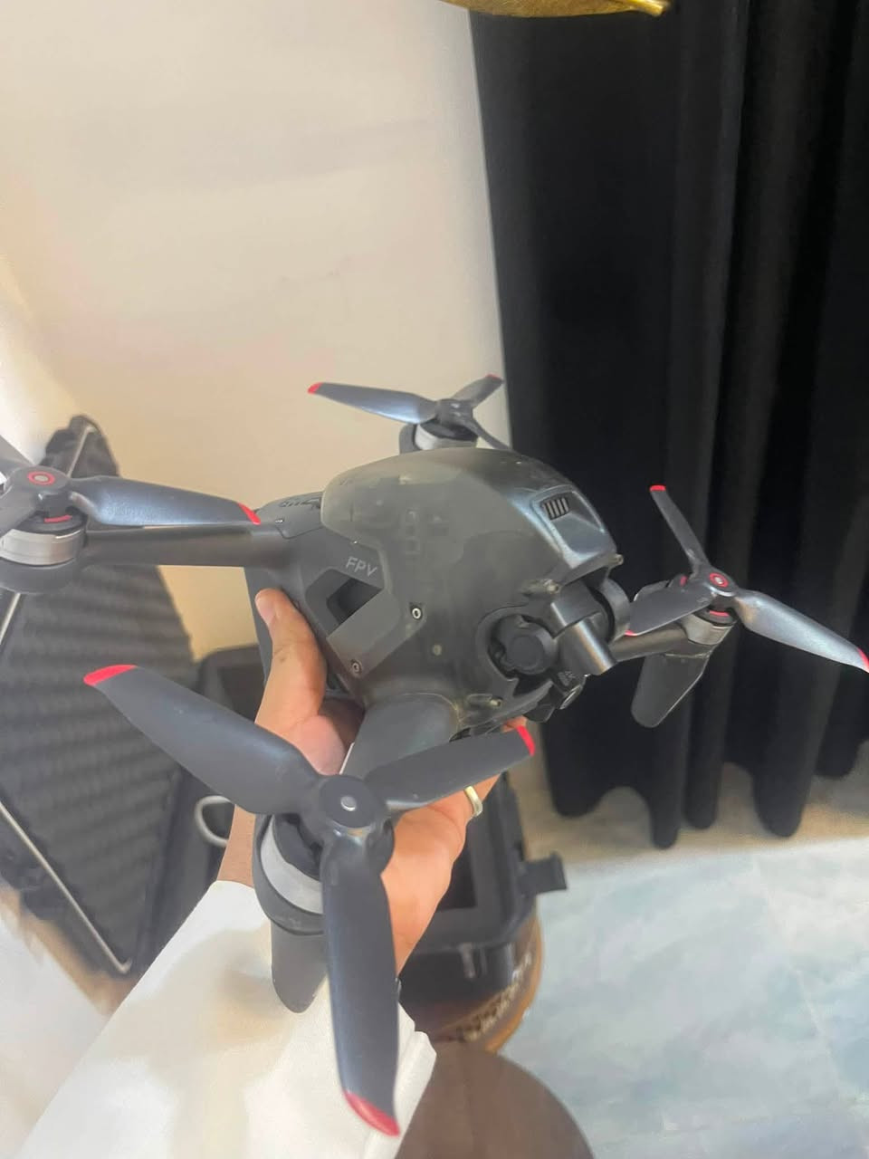 السلام عليكم
طياره درون Dji fpv 
موديل ٢٠٢٣ 
باتريات وياها ٣ 
نضاره vr وياها 
و الجويستك 
و مزوده ب باترين 
و هوائيات 
جديده مستخدمه استخدام 
قليل وبسيط 
فول مواصفات 
وياها جنطه 
كامله ملحقاتها  
توصيل موجود  

    DJI FPV Goggles V2
* ريموت DJI FPV Remote Controller 2
* حقيبة حماية صلبة

وهذا طقم ممتاز للطيران بنظام FPV.

المواصفات

* 📷 الكاميرا: 12 ميغابكسل، مستشعر 1/2.3 بوصة CMOS.
* 🎥 تصوير فيديو:
    * 4K حتى 60 إطار/ثانية.
    * 1080p حتى 120 إطار/ثانية.
* 👁️ زاوية التصوير: 150° واسعة.
* 🚀 السرعة القصوى: حوالي 140 كم/ساعة (في وضع Manual).
* ⏱️ وقت الطيران: حتى 20 دقيقة تقريبًا.
* 📡 مدى الإرسال:
    * حتى 10 كم وفق معيار FCC.
    * في أغلب الدول يكون أقل حسب القوانين والبيئة. 
* 🛰️ يحتوي على GPS، والعودة التلقائية (Return to Home)، وإيقاف طوارئ مع الثبات (Emergency Brake & Hover). 

هـ ***********
