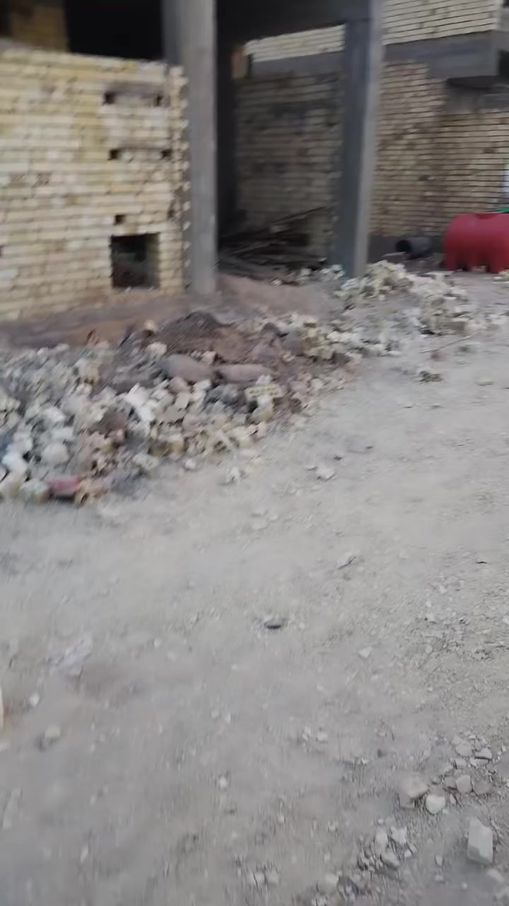 دار للبيع او مراوس القريه النفطيه زراعي ١١٧ يتكون من بيتين كل ١٠٠ بيت.. واقع حال ماكامل
*********** واتساب مفتوح
