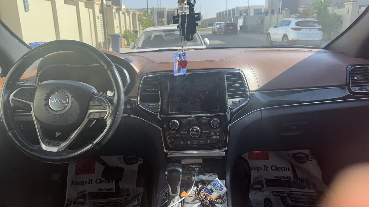 اوفر لاند موديل 2020وكالة  التفاصيل كما موضح في السونار
فول مواصفات  جكات و3 شاشات

داخل ملكي

المحرك : V6.  3.6L

ماشية ١٠٠ الف كيلو متر حقيقي جديده كلش ترايها مال زيرو

 رقم بغداد بأسمي جاهزه من كلشي متصرف عليها ولا دينار

المواصفات 

* دفع رباعي 4x4 . 

* سقف بانوراما . 

* شاشه كبيرة 8.4 انج . 

* نظام الخرائط (GPS) .

* نظام التعليق هوائي (جكات) . 

* ستيرن كهربائي . 

* المصابيح الأمامية زنون . متحرك 

* كشافات الضباب زنون .     

* تشغيل عن بعد .

* صندوق كهربائي .

* داخل مشمشي  .

* حفظ وضعيات الجلوس (ميموري) . 

* المقاعد الأمامية كهربائية .

* المقاعد الأمامية تبريد وتدفئة .

* سستم صوت الباين. 12 سماعه مع دمام خلفي

* حساسات أمامية

* حساسات خلفية .

* كاميرا خلفية .

* تدفئة ستيرن . 

* بخاخ ماء على المصابيح الامامي.

* المرايا الجانبية قابلة للطي .

* مرايا متحسسه للضوء العالي . 

* مقود السائق من الخشب . 

* بلوتوث تلفون . 

* محدد سرعة . 

* نظام التشغيل والاطفاء الاوتوماتيكي ( Auto Start System ) .

رادارات جانبية 

نقطه عمياء

وبعد بيها هواي مواصفات

السعر ٢٦ الف دولار وبي مجال ان شاء الله 

مكان السياره مجمع الكاظمية  

الاستفسار

***********
