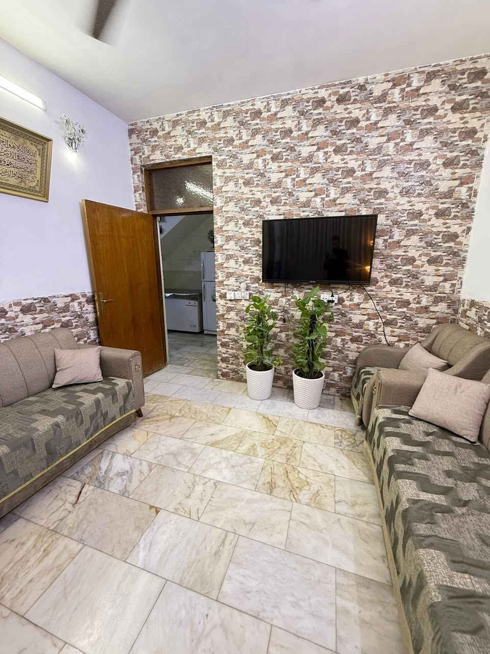 للأيجار (فارغ حاليا)✅
50م.       📍حي جميلة-محلة 512

الطابق1️⃣مدخلين-استقبال+مطبخ حار بارد+خدمات
الطابق2️⃣غرف نوم عدد(2)+خدمات

الموقع📍حي جميلة-محلة512-قرب الجسر الجديد
العقار يحتوي على تشجير -مقابل العقار جانب مدرسة

مكتب الثقة للعقار
حي اور-شارع نادي النفط-مقابل مركز سناريا لطب الأسنان
***********📳
***********📳
