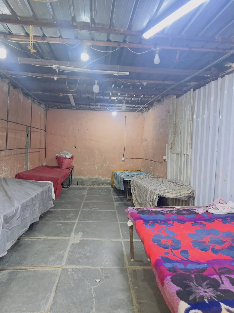 السلام عليكم محل للايجار سوك الهواء شارع البالة مجاور ابو زهراء ابو الغذائية نزال ٩ عرض ٤ رجاء الي ما يعرف بل السوك لا يخابرني ***********
