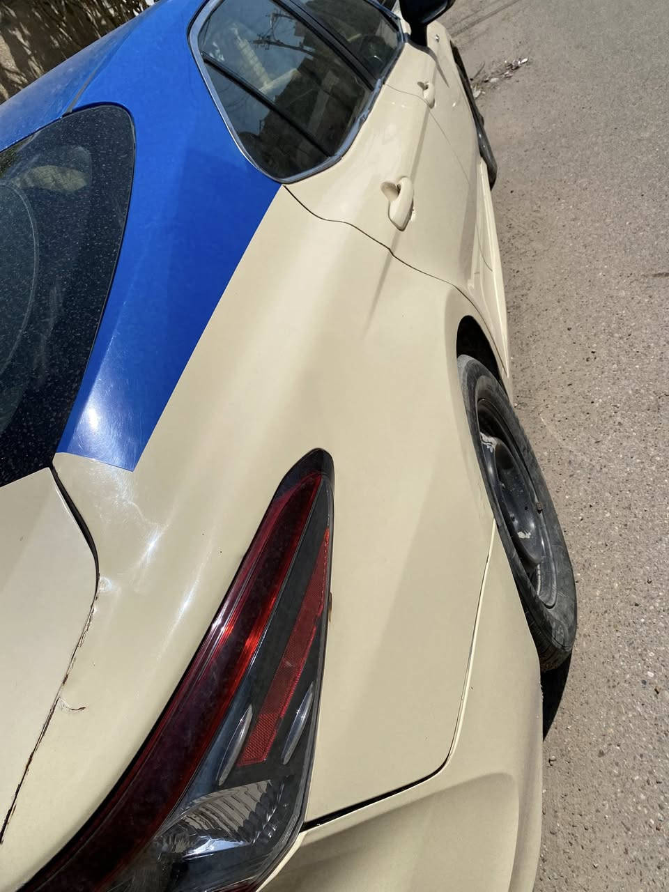 سلام عليكم للبيع كامري موديل 2022 اصل  تكسي دبي 
سياره جديده مكفول محرك كير بطاريه  حادث خلفي  صندوق مبدل وجاملغ الخلفي مصبوغ  وبنيد مبدل  بدون ايرباك  سياره جديده ماشيه 180 كيلو   سعر 155 وبيه مجال حك الجيه  
*********** عنوان بغداد حي الجامعه
