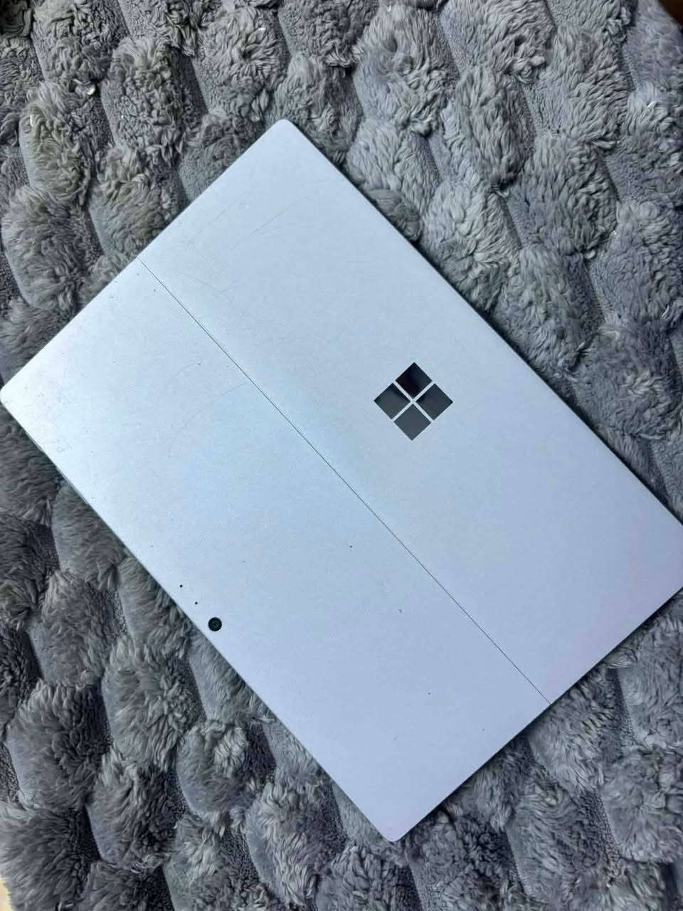 Surface Pro 6
* المعالج: Intel Core i5 (الجيل الثامن)
* الرام: 8 جيجابايت
* التخزين: SSD سعة 256 جيجابايت
* الشاشة: 12.3 بوصة، لمس، تجي ويا شاحنتة 
السعر 230 الف مع التوصيل


**إذا كنت صاحب هذا الإعلان وتريد حذفه لأي سبب، رجاءا أرسل رسالة إلى الدعم الفني**