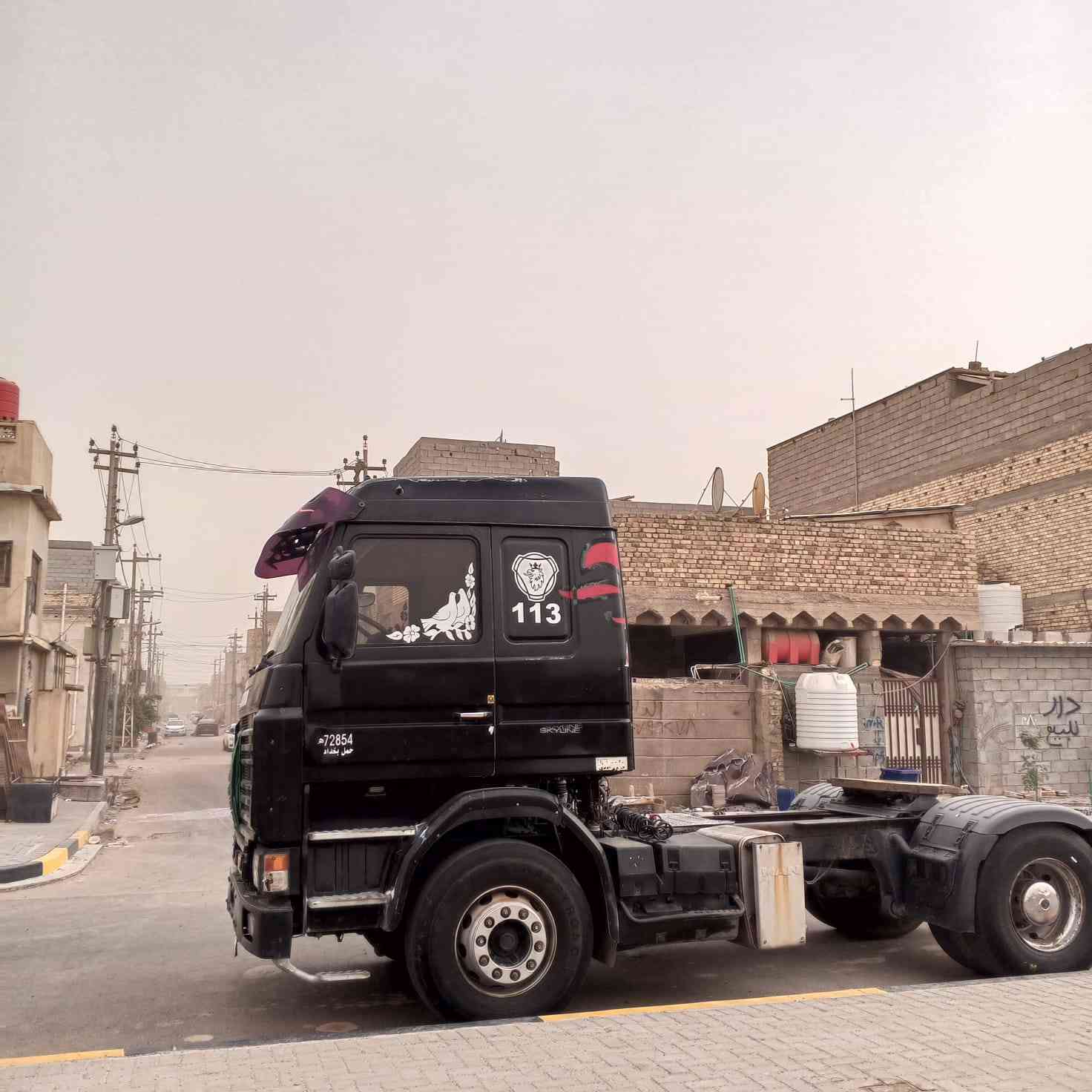 السلام عليكم راس تريلة حوضيه وقود  سكانيه 113 مكينه سته لا تنقيص ولا تبخير رقم ألماني بغداد لل٢٩ السعر ١٢٠ ورقه قفل مكاني بلبصرة  رقم جهاز ***********
