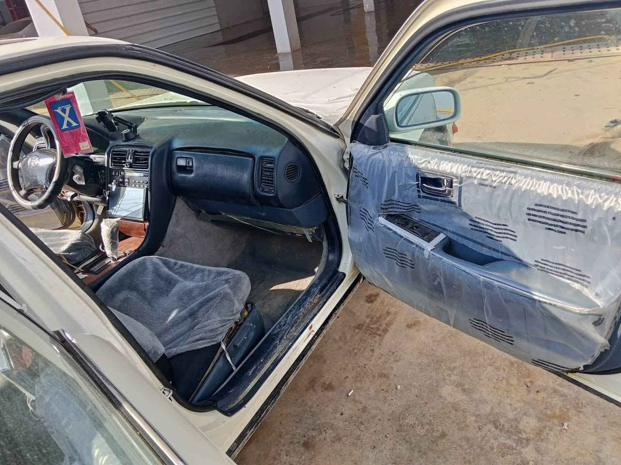 السلام عليكم
لكزز Ls400 

موديل 90 

محرك ديفور صارله 10 ايام مشدود 

يسره بلاد 

كهربائيات كلهه شغاله 

سنويه ل نهاية ال 27

رقم كربلاء  

***********
