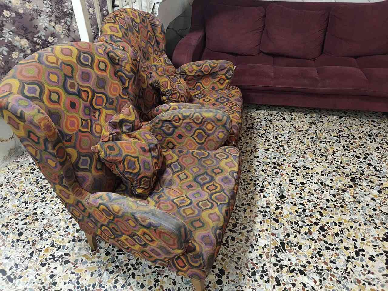 كورنر عدد ثنين مع ميز تلفزيون مع طبله وسطيه المكان بغداد الدوره شارع ٦٠ السعر ٦٠٠ الف وبيه مجال *********** وات ساب
