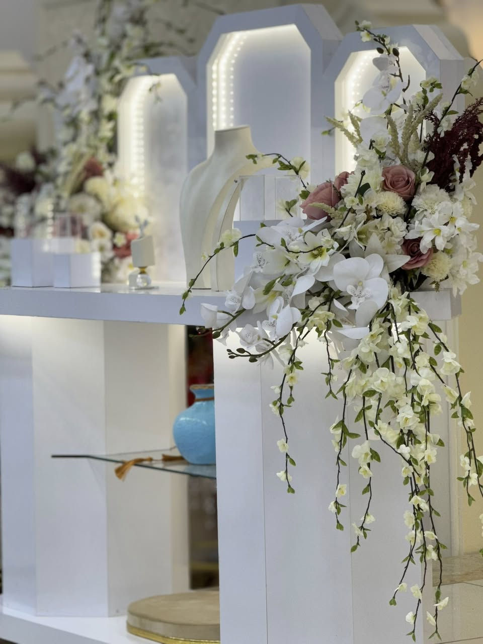 كل اللي بالصور نظيف وللبيع 

سبب البيع انه المكان اغلق وكل الأثاث نظيف وجديد 
وما قررنه نبيع لان ناوين نفتح مكان بس الأماكن غاليه واجلنه الموضوع 
وقررنه نبيع بعض الأثاث حتى لا يندثر اللي يحب يشتري بس لا يكسر الف هلا بي 

ركن الحنة التركية كاملة مع الورد 
ميز المهر 
الشازلون دوشمة جديدة 
شازلون صغير احمر أضافي 
الورد اللي ع المسرح 
الأقواس ام دي أف ثقيل عدد 4

اتصال 
واتساب ***********
