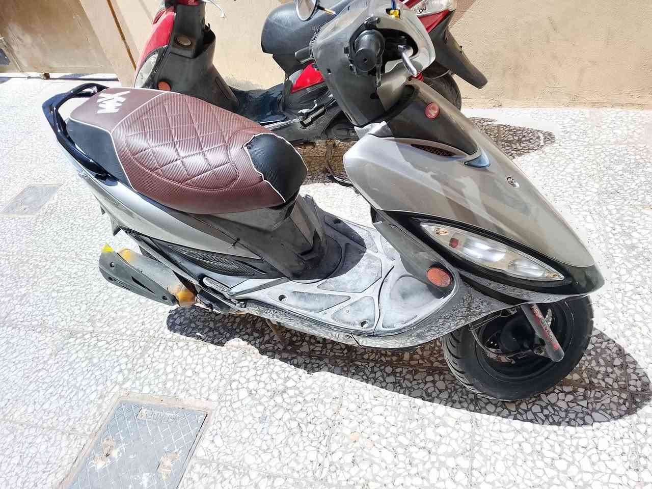 سلام عليكم شباب للبيع كامكو جي فور الدراجه جديده كلش كفاله من كلشي برغي ما عايزه مال حاويه مرتبه تفاصيل بعد اكثر اتصل رقم ***********مكان نجف كوفه سعر 600وبيه مجال
