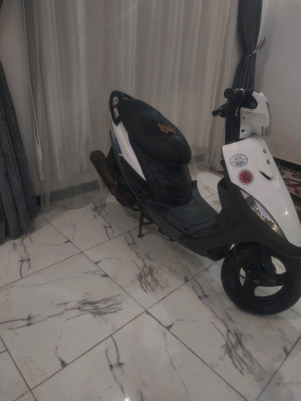  السلام عليكم ماكس عدل ما مفتوحه دراجه ملحه كهربايات كلهة شغاله طوافه بانزين عداد سرعه دشبول كله شغاله بيه صالنصه نحله بس واقيه طاك مكينه خرس
 شلعه خير من الله معدل 110 تقفل شرط عله فحص *********** مكاني بغداد الشعله الدوانم 