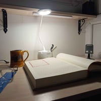 لمبة LED • بطارية ١٢٠٠mAh • حامل موبايل