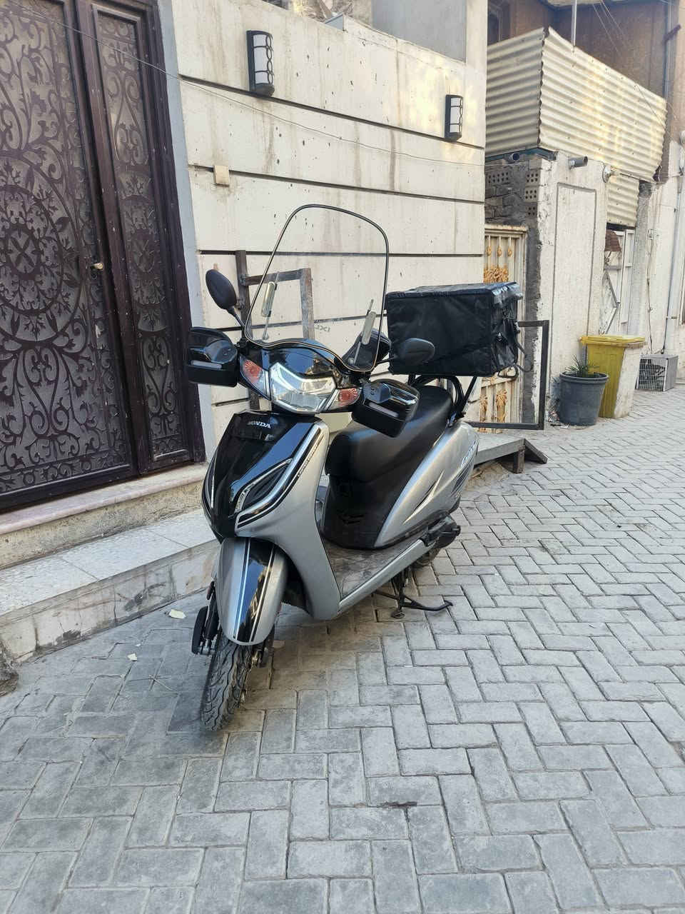 هوندا اكتفا للبيع
ماشيه 1800 كيلو فقط زيرو 
مرقمه رقم بغداد سنوية تحويل ثاني يوم مكينه 125 
للتواصل 
***********
