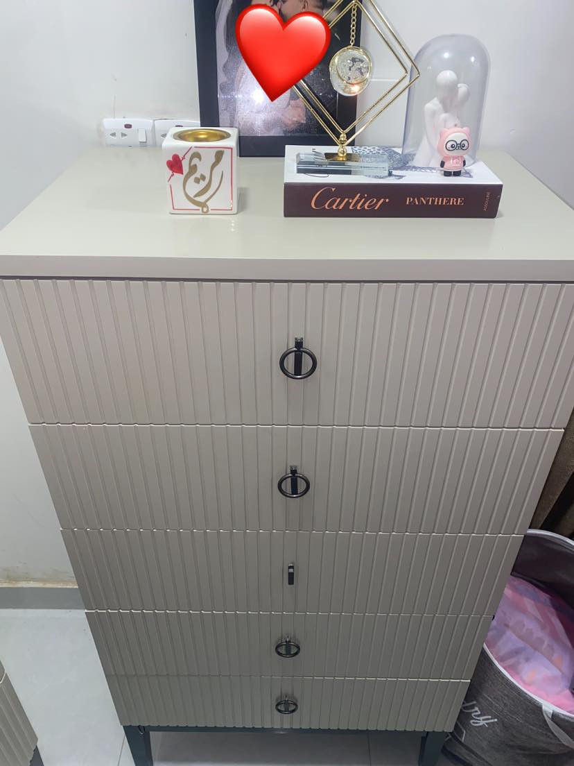 غرفه نوم من موناليزا اخذتها ب٢٢ ورقه واستعمالهه سنتين تقريبا وبعدها دابيع هذني القطعتين بيهم اضرار بسيط
شازلونه مخزن وحجمها جبير كلش وتلم هوايه غراض وضررها فقط وحده من رجلين نكسرت وموجوده عادي تتصلح ببراغي

وجرارات ٥ وكبيره كلش وواسعه وضررها فقط وحده من اليدات وموجوده عندي 
ثنينهم ابيعهم ب٢٥٠ الف وبي مجال


**إذا كنت صاحب هذا الإعلان وتريد حذفه لأي سبب، رجاءا أرسل رسالة إلى الدعم الفني**