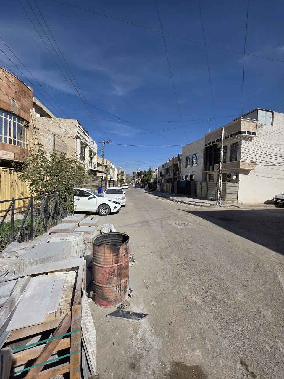 السلام عليكم ورحمه الله وبركاته 

للبيع 120م واجهة 6م نزال 20م

قيد الأنشاء تسليم مفتاح كامل بدون أي نقص 🔑

الموقع : حي الجهاد - الاساتذة - خلف الـ 4 شوارع مباشرةً

يحتوي على ثلاث طوابق 

 5 غرف نوم + 4 صحيات + مطبخ حار + مطبخ

بارد + شلال + حولي داخلي + استقبال + مداخل عدد 2 

شارع 15م

للأستفسار : *********** وسـام ☎️
