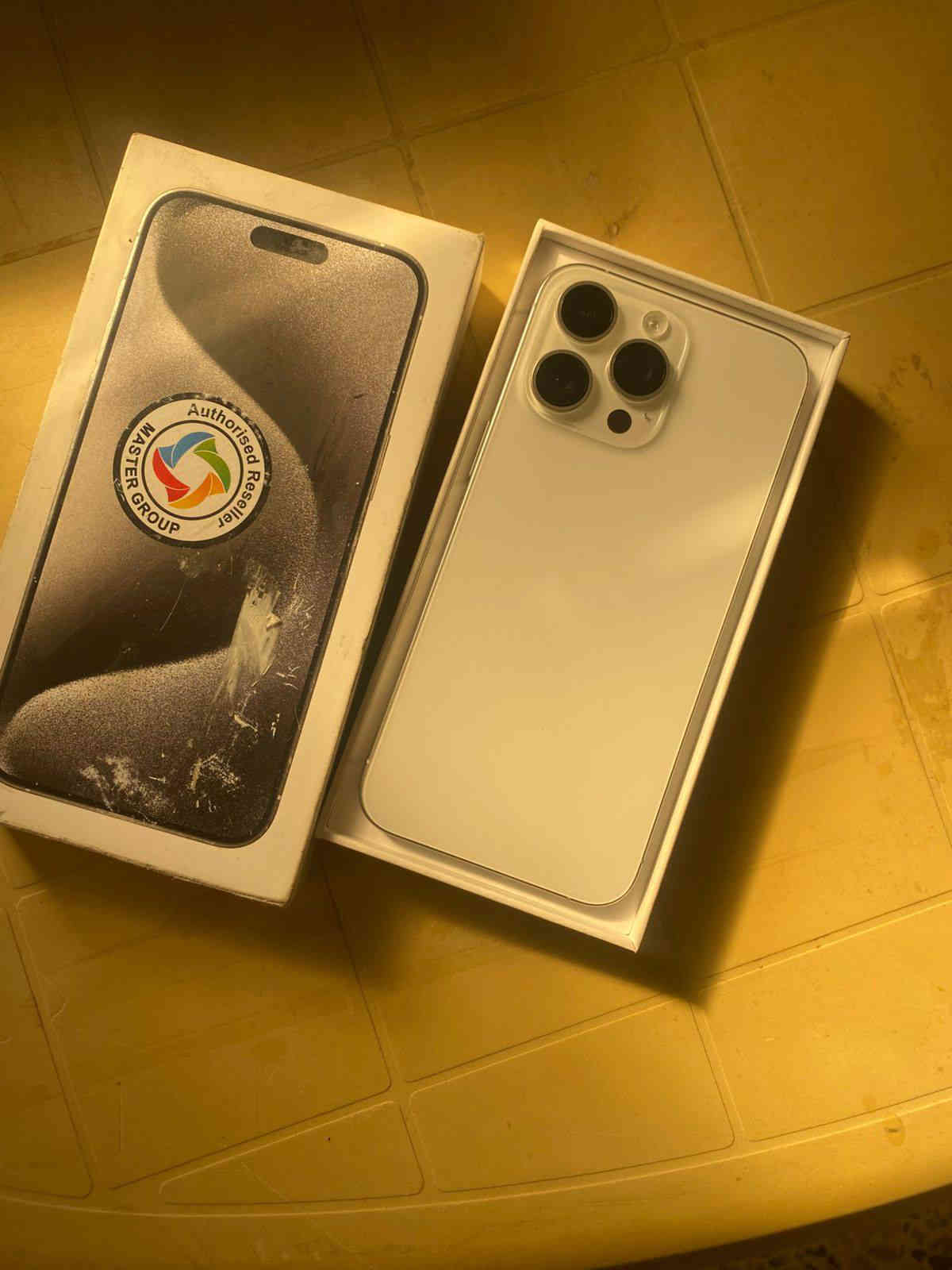 اسلام عليكم ايفون 15برو ماكس لون ابيض مميز ضمان ماستر كامل ملحقات نضافه 100/100 بطاريه 98 السعر 1125وبيه مجال شي بسيط مكاني بغداد يم سيطره الشعب ***********
