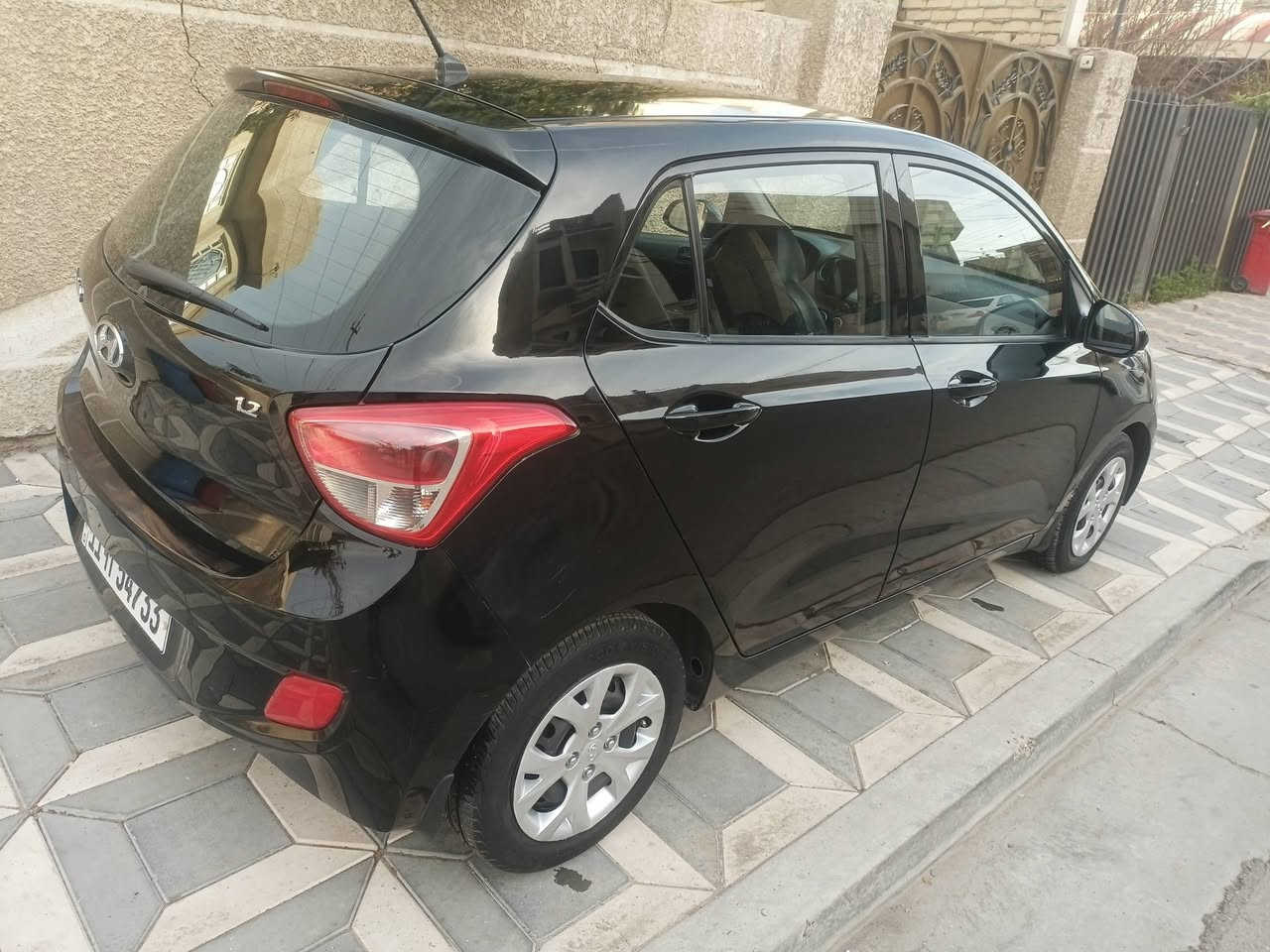 السلام عليكم
هونداي i10   خليجي  موديل 2015 للبيع
ماشيه 43 الف حقيقي وعلى فحص
رقم بغداد انكليزي
السياره جديده جدا وترايك زيرو على وضع الشركه  بدون اي نقص
كير اوتوماتيك
اطارات جديده
كامره خلفيه وشاشه اصليه
اشاير بالمري
4جام كهرباء 
مري كهرباء + شفط
كير مكينه مكفولات على وضع الشركه
صبغ اقل  من ربع الباب الخلفي  من الاسفل فقط اثر شخطه
السياره باسمي شرط التحويل
 هزه جديده قبل شهر
السعر 93
للاستفسار
***********
مكان السياره بغداد الكرخ
