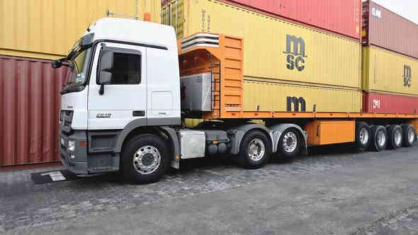 السلام عليكم سيارة للبيع اكتروس موديل 2011 سحال بلادي حجم (48 26) رقم اربيل + عربانه عمل علي الدراجي 4 محاور 14 شاصي 16 جتف 7 شريط عادل معيدي سيارة مكفوله للاستفسار *********** مكان السياره بصره اني مكلف بل نشر
