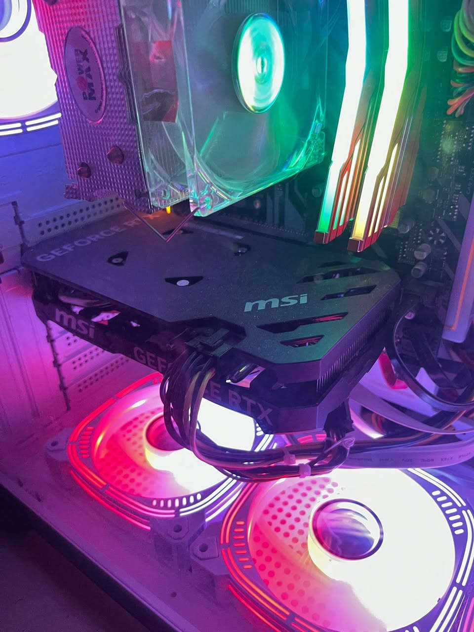 المعالج (CPU): AMD Ryzen 5 5600X (سداسي النواة - 6 Cores) بتردد 3.70 GHz.
اللوحة الأم (Motherboard): B450M DS3H.
الذاكرة العشوائية (RAM): 16.0 جيجابايت بسرعة 3600 MT/s.
بطاقة الرسومات (GPU): NVIDIA GeForce RTX 4060 بذاكرة 8 جيجابايت.
مساحة التخزين (Storage): الإجمالي 1.24 تيرا بايت
1,300,000$💸
مع الاكسسوارات


**إذا كنت صاحب هذا الإعلان وتريد حذفه لأي سبب، رجاءا أرسل رسالة إلى الدعم الفني**