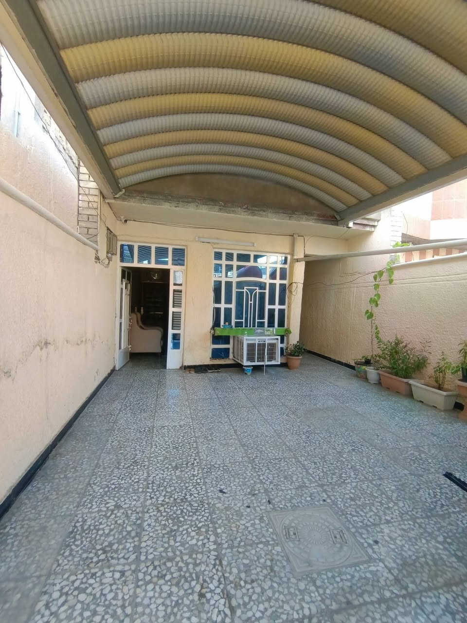 السلام عليكم توفر عندي بيت مساحه 115متر طابق ونص بي غرفتين جبهه5/نزال23/
طابو زراعي سند 25 
سند وكاله موجودات على طابو الخلاني 
المنطقه كامله كل الخدمات مي مجاري كهرباء تبليط 
موقع البيت البلديات الضباط خلف الصحفيين قرب مدرسه زين القوس منطقه حي الامير للاستفسار ***********
الرد واتساب ماسنجر أو اتصال حسن للعقار
