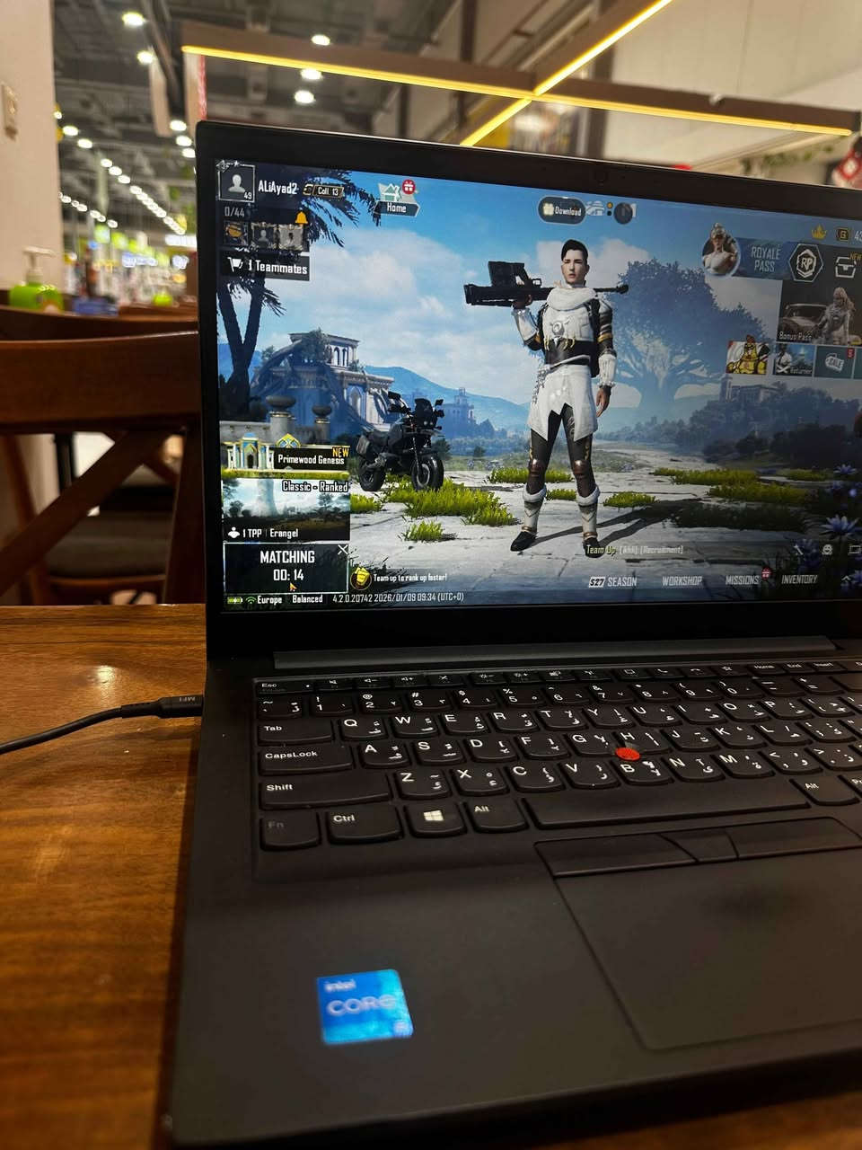 لابتوب Lenovo ThinkPad (جيل 11) - نظافة حاله حال الجديد  
للبيع: جهاز بحالة الوكالة (استخدام شخصي جداً بسيط) - الجهاز معروف بمتانته وقوته، من أرقى فئات اللينوفو.
المواصفات الفنية (الحديثة):
• الموديل: Lenovo ThinkPad (تصميم عملي وأنيق سوبر سلم وزن خفيف ).
• المعالج: Intel Core i5 - جيل 11 (أداء جداً عالي، أحدث وأسرع بهواية من الأجيال القديمة).
• الرام: 8GB DDR4  قابل للتطوير إلى 32 GB ).
• كرت الشاشة: Intel Iris Xe Graphics (هذا الجيل الجديد يفتح برامج وألعاب بسلاسة عالية 4GB ).
• الهارد: 256GB SSD NVMe (أسرع أنواع الهاردات حالياً، الجهاز يشتغل بلمحة بصر هم قابل للتطوير ).
• الشاشة: 14 إنش (وضوح عالي ومريحة للعين).
الأداء الفعلي للجهاز:
1. بالألعاب: بفضل معالج الجيل 11 المتطور، الجهاز يشغل ألعابكم المفضلة بكفاءة:
• ببجي (PUBG).
• GTA V.
• ألعاب كرة القدم (FIFA / PES).
2. للشغل الهندسي والتصميم: المعالج والكرت مصممين حتى يتحملون لود قوي:
• برامج الهندسة (AutoCAD, Revit).
• برامج المونتاج والتصميم (Photoshop, Premiere).
• برامج الدراسة والبحوث والمحاسبة.
3. الحالة والنظافة: الجهاز "أخت الجديد"، نظافة 100%، ما مفتوح ولا مصلح ولا بيه أي شخط، استخدامه جداً قليل.
4.:
• كيبورد عربي/إنجليزي أصلي.
• بطارية 5-6 ساعات حتى 7.
• كاميرا واضحة وميكروفون نقي جداً للدروس والاجتماعات.
• منافذ: USB 3.0 + HDMI + Type-C + LAN.
5. الملحقات: الشاحن الأصلي مالته.
السعر: [395فقط ] ألف دينار 
. بغداد, العراق


**إذا كنت صاحب هذا الإعلان وتريد حذفه لأي سبب، رجاءا أرسل رسالة إلى الدعم الفني**