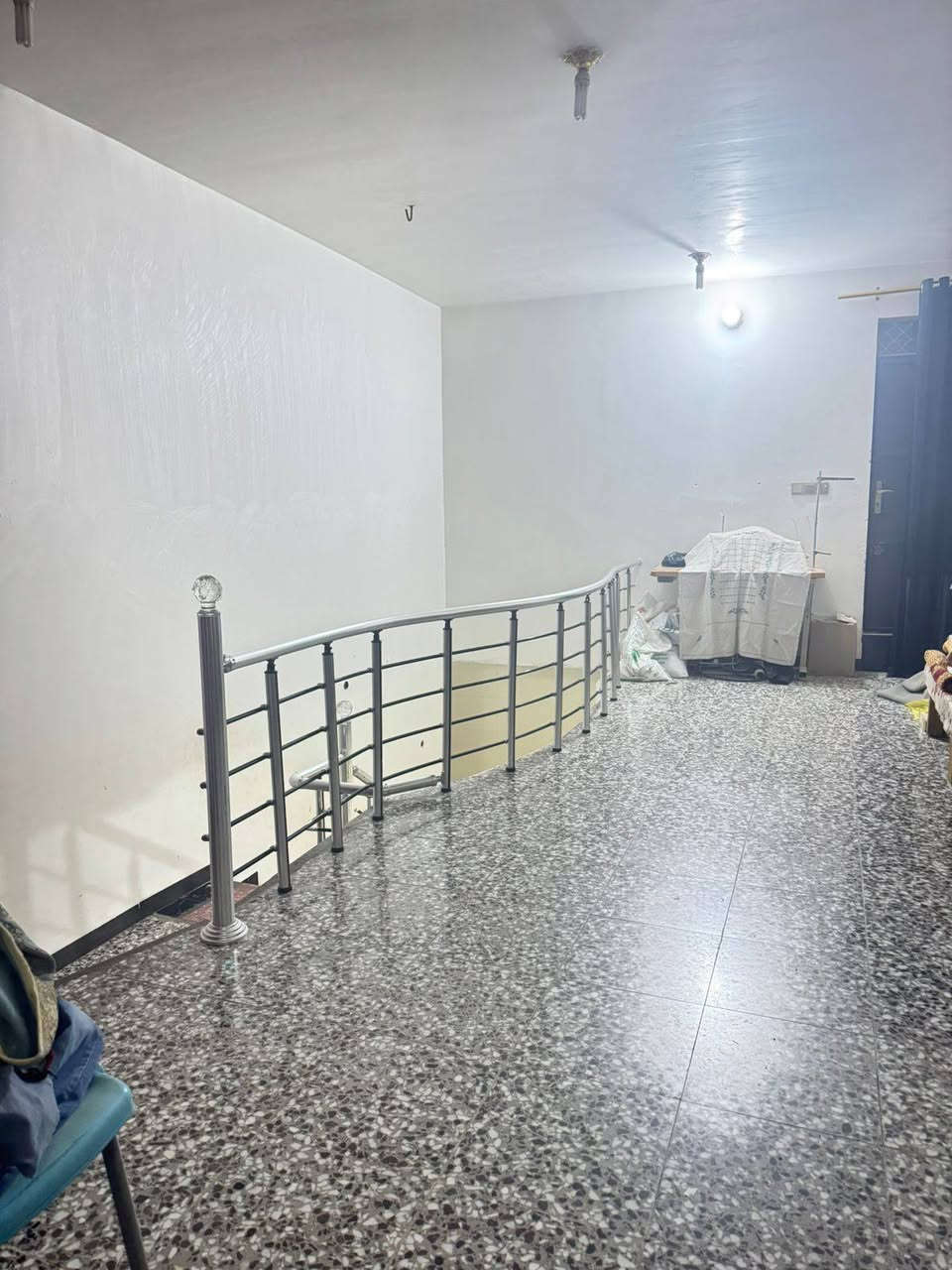 بيت ١٠٠ متر شارع الحي الصناعي ابو خستاوي يحتوي على استقبال وكلدور وغرفه ارضيه ومستقبلا غرفه طابق ثاني وبيتونه ٨في ٥يبعد عن المرور ١٥٠ متر للاستفسار الاتصال بالرقم ***********
