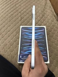 اخوان عندي ايباد M2 الشاصي نضيف  الجهاز مبدل ايسي اصلي مايطلع بالحاسبه...