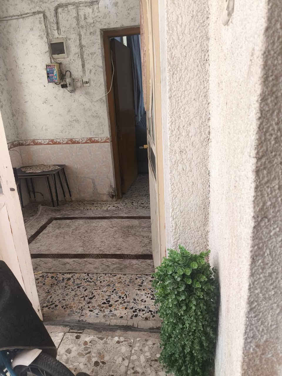 السلام عليكم... 
بيت ٢٠٠متر للبيع
البيت في حي الجمعية شارع الوائلي الفرع مقابيل محطة لغسل السيارات فرع صمون الكوثر البيت الثالث عرض الشارع ١٢متر مقابيل ساحة..
البناء قديم ولكن قابل لسكن 
الطابق الاول :-
غرفتين وصاله واستقبال ومطبخ وحمام داخلي وخارجي مع صبه 
السقف صبابه وغرفتين سقف جديد شيلمان
الطابق الثاني:-
غرفتين والثالثه صغيرة للأطفال مع مطبخ وحمام وصاله وسطح
السقف سندويج الطابق الثاني بناء جديد

‏‪***********‬‏ النجف, العراق
