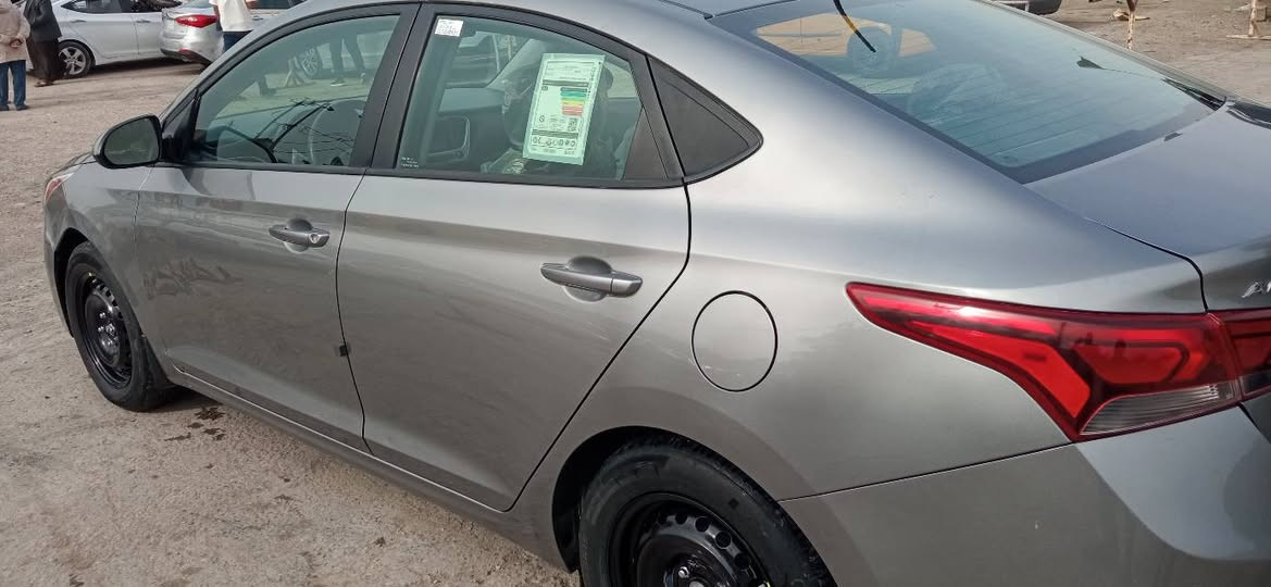 سلام عليكم هونداي اكسنت للبيع موديل 22 وارد امريكي حادث جاملاغ و باب مكينة 1600 دوش دبل نازل المرغوب كير سفتي ماشية السيارة 44 ميل كيلو متر بيهة طخه بسيطه ب جاملاغ الامامي والباب السائق بارد بصيط الرقم بغداد ب اسمي تحويل مباشر  السعر 118 وبيه مجال للطيبين مكان السيارة كربلاء شارع احمد الوائلي رقم الهاتف ***********//***********
