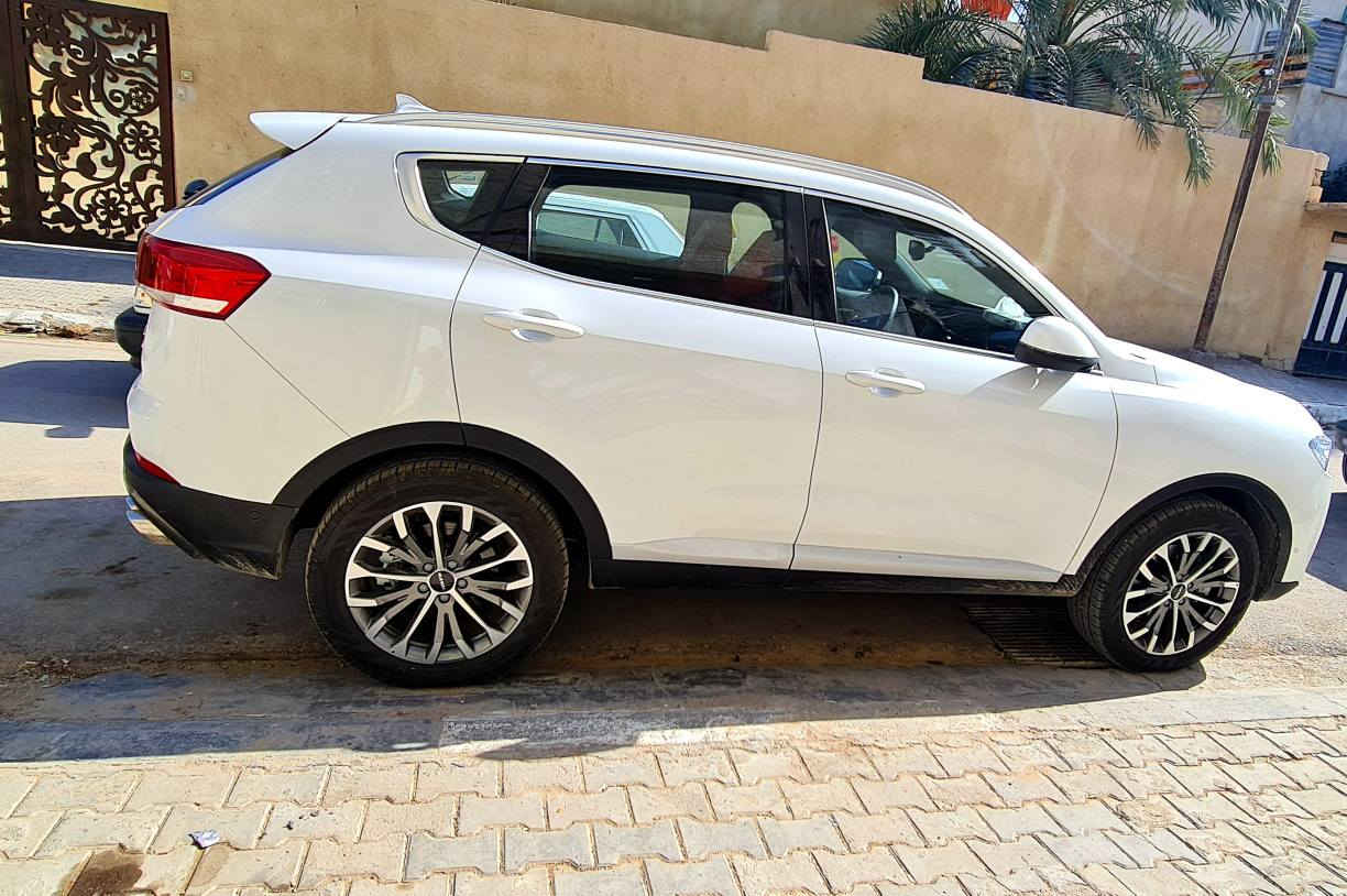 السيارة للمستخدم الجاد، نظافة تامة وأنا المالك الأول (خروج وكالة شخصي على يدي).
المواصفات الأساسية:
الموديل: 2021.
المسافة المقطوعة: 63,000 كم فقط.
الحالة الفنية: كفالة عامة . السيارة بشرط الفحص في أي مركز يختاره المشتري.
المحرك: 2.0 توربو، أداء قوي وعزم ممتاز.
الإطارات: طقم تايرات كامل جديد (مبدل حديثاً).
المميزات والتقنيات:
المقصورة: كشنات جلد بلون أحمر ملكي (نظافة 100%)، تحكم كهربائي بالكامل.
الأنظمة التقنية: كاميرات 360 درجة،  ، نظام تنبيه الخروج عن المسار، نظام المساعدة على الوقوف الذاتي (Park Assist).
الرفاهية: فتحة سقف بانوراما واسعة، شاشة لمس كبيرة، عدادات ديجيتال متطورة،  بريك إلكتروني (Auto Hold).
اللوحة: بغداد (التحويل مباشر).
السعر المطلوب: 17,000$ (170 ورقة).
مكان المعاينة: البصرة - التنومة - الحي الإيطالي. البصرة, العراق


**إذا كنت صاحب هذا الإعلان وتريد حذفه لأي سبب، رجاءا أرسل رسالة إلى الدعم الفني**