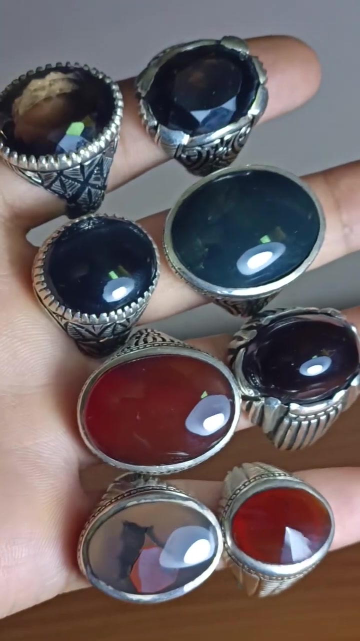 👑✨ تشكيلة فاخرة من خواتم الفضة الراقية ✨👑

💎 خواتم فضة صياغة عارف عيار 990، بأوزان ثقيلة وصياغات يدوية متقنة تعكس جمال الحرفة وأصالة التصميم.

🔹 متوجة بأحجار العقيق والمجوهرات الطبيعية بألوان مميزة وجذابة، لتمنح كل خاتم طابعًا خاصًا وحضورًا لافتًا.

🔥 قطع مختارة بعناية لعشاق التميز والفخامة، تجمع بين جودة الصياغة وروعة الأحجار في تصميم يلفت الأنظار.

⭐️ اقتناء خاتم من هذه المجموعة يعني امتلاك قطعة تحمل قيمة الصنعة اليدوية وجمال التفاصيل الدقيقة.

📩 للاستفسار ومعرفة المقاسات والأسعار عبر رسائل الصفحة


**إذا كنت صاحب هذا الإعلان وتريد حذفه لأي سبب، رجاءا أرسل رسالة إلى الدعم الفني**