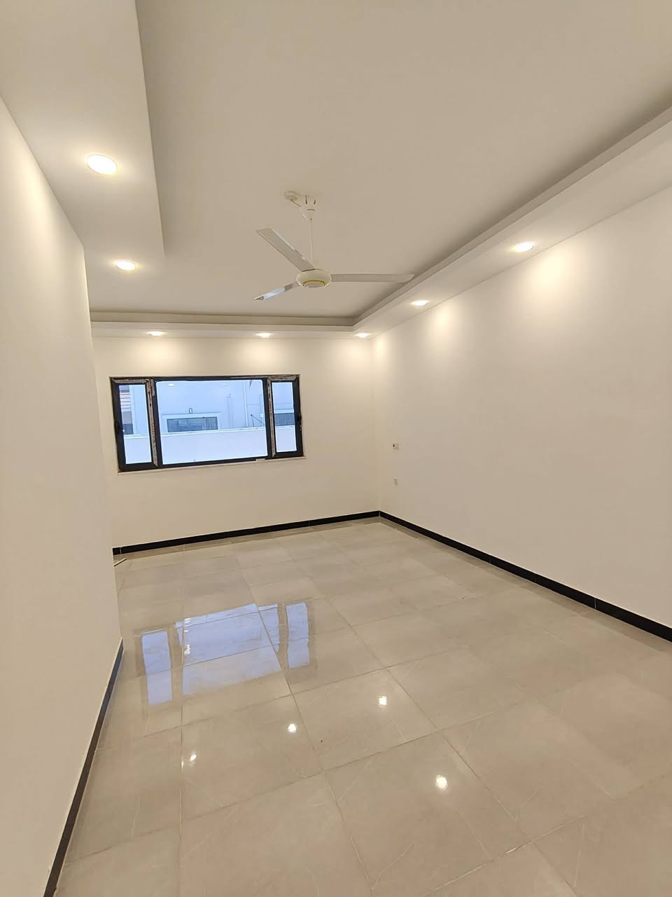 🏡 
للبيع دار سكني طابق واحد بموقع ممتاز وهادئ، مناسب للعائلة.
📍 الموقع: (مجمع الزهراء السكني )
📐 المساحة: ( 200 متر)
🛏 عدد الغرف: ( 2غرف نوم)
 صالة + استقبال+مطبخ 
🚿 الحمامات: (2)
🚗 الكراج+ حدبقة 
💧⚡ الخدمات: ماء، كهرباء، مجاري  تبليط متوفرة بالكامل
بناء جيد وجاهز للسكن علماً الدار مطلوب (مبادرة) 
📞 للاستفسار والتواصل: (*********** ) او زيارة مكتب صروح الجنوب ام الخيل مجاور مأكولات الكوخ
علق بكلمة (تم) لمعرفة كافة التفاصيل
