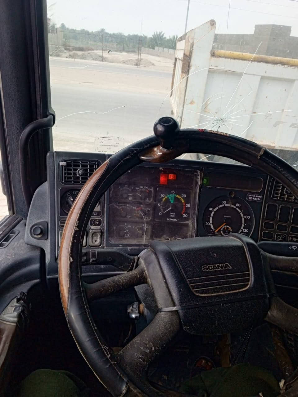 سكانيه جاهز للبيع ٢٠٠٠ سنويه لا ٢٠٢٩  رقمي*********** سعره ١٩٠ او مراوس براس تريله لودر
