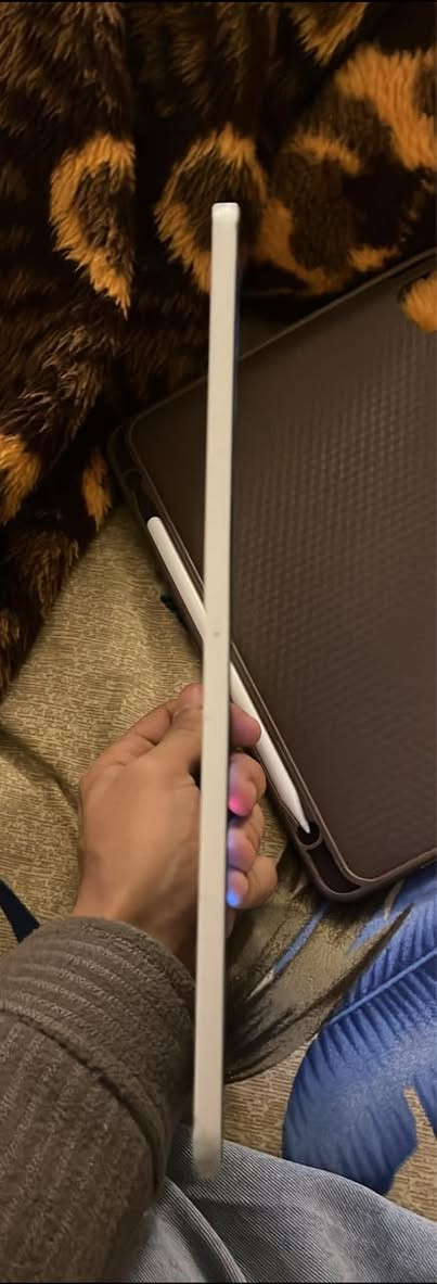 ايباد برو m1 مديل 21 الايباد شوفت عينك بس بي خط خفيف بالشاشه و ممأثر ؏ اللمس و عندك الفيس ايدي يشتغل بس ميقره ما اعرف شب
ي السعر فحم ب 450 بي مجال كلش بسيط 
واتساب فقط ***********
