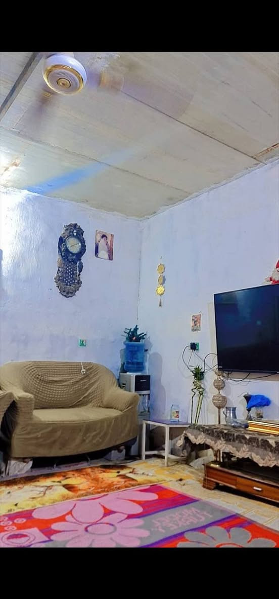 سلام عليكم من رخصت الادمن البيت البيع تجاوز العنوان بغداد الحسينيه مال الرشديه منطقه المخابرات يم مدرسه الرياض او مدرسه دجله الخير مساحه ١٠٠متراستقبال ومطبخ حارمطبخ باردحمام شرقي وغربي غرفه نوم ترك على طول البيت الاستفسار على الرقم بي واتساب ***********
