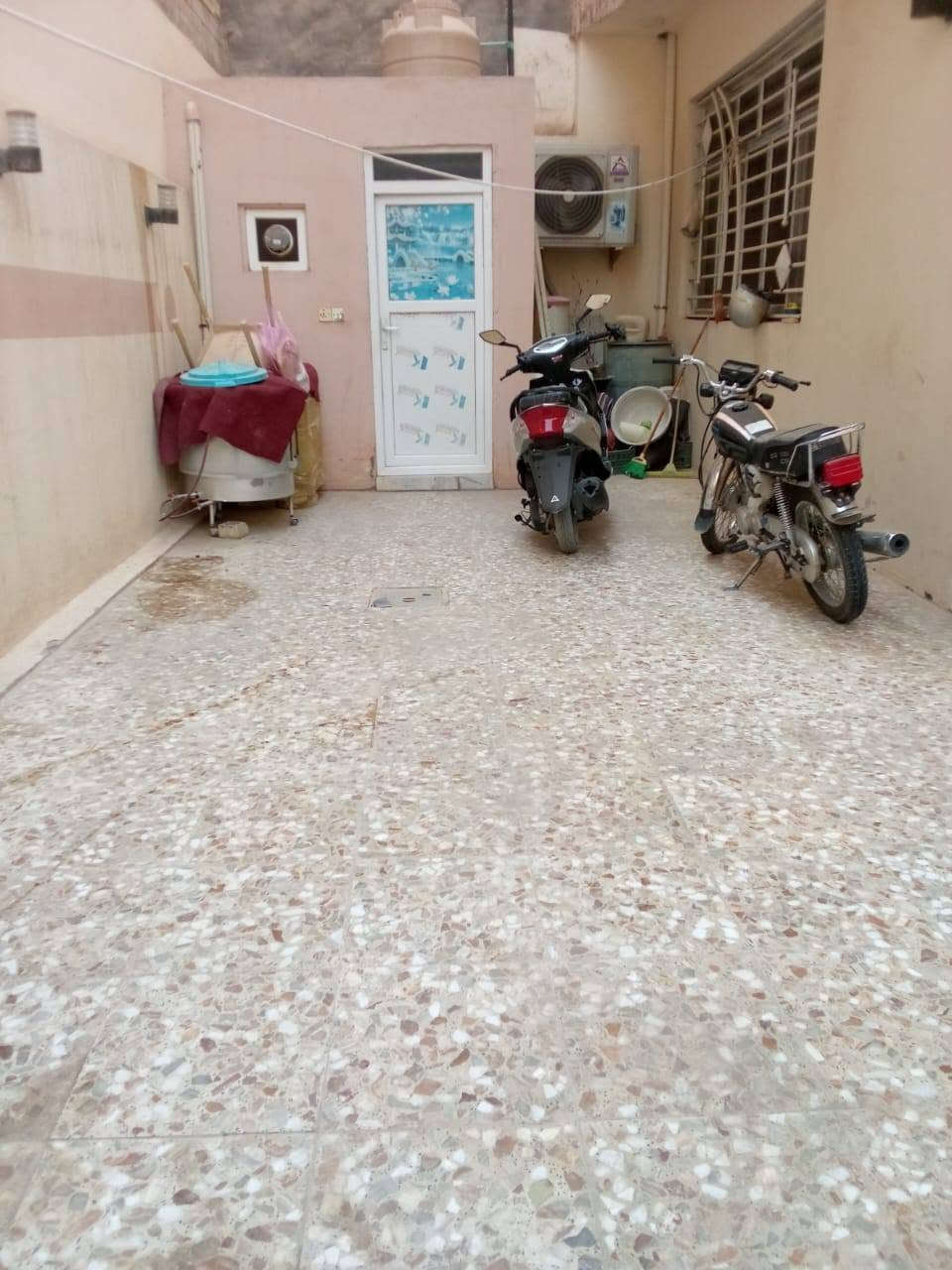 الدار للبيع في كربلاء مقابل حي العباس فرع الاستخبارات قرب جمعية كشافة الكفيل يبعد عن الشارع الرئيسي المؤدي الى باب بغداد نصف كيلومتر بناء طابوق درجه اولى المساحه 210متر مربع متكون من طابقين 
الارضي غرفتين نوم و صاله واسعه و استقبال و مطبخ مفتوح عالصاله و صحيات داخليه و كليدور و منور و كراج 40متر و صحيات خارجيه 
الطابق الاول 4غرف نوم و صاله واسعه و بلكونه و صحيات و بيتونه
 و سطح كبير 
طابو زراعي سند 25 اقرار محكمه بإسمي 
السعر : 350  مليون قفل

للاستفسار :*********** كربلاء, العراق
