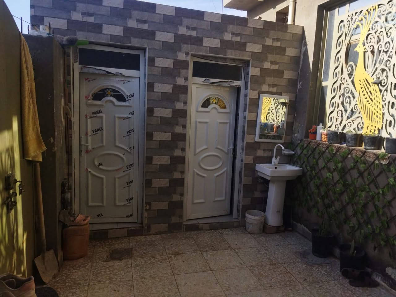 للبيع دار سكن سند 25 اقرار محكمة بناء حديث 
العنوان منطقة الغسل - زراعي ابو الهيل 
التفاصيل 
المساحة 138 م 
الواجهة ٩ م النزال ١٥ م 
يحتوي على ( غرفتين براني صالة مطبخ صحيات داخلية وخارجية) 
السعر 💵 80 وقابل للتفاوض 
للاستفسار ☎️ *********** واتساب 📞
مكتب التيسير للعقارات - ام العصافير مقابل جامع الزهراء ع
