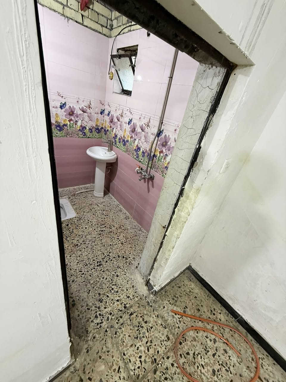 السلام عليكم بيت للايجار البلديات  ٩نيسان شارع الكنيسة  بظهر ملعب المدينة البيت قاطيآ ستقبال وصاله ومطبخ وغرفه نوم والطابق الثاني غرفه نوم وصاله ازغيرة وسطح مساحه البيت ١١٠متر ***********
