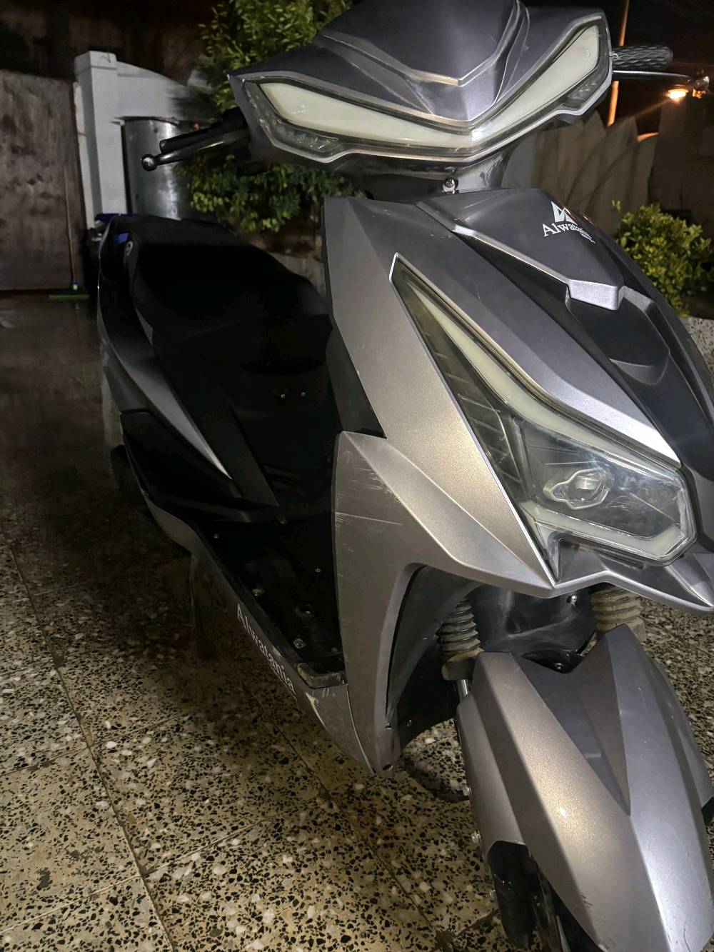 موتسكيل _ ماطور شحن الوطنية  ماطور شحن الوطنية درع 1000 واط بسرعة45 كيلو متر والشحن يكفي لمدة 40 كيلو متر ويحتوي على 6 بطاريات وفيه مثبت سرعة والبك (الرجوع للخلف) بسعر  550 الف وبي مجال للتواصل 
واتساب 
***********

ما هو موديل الدراجة بالضبط؟: 
2025
هل هناك أي أعطال أو إصلاحات معروفة؟: 
بطاريات نص عمر 