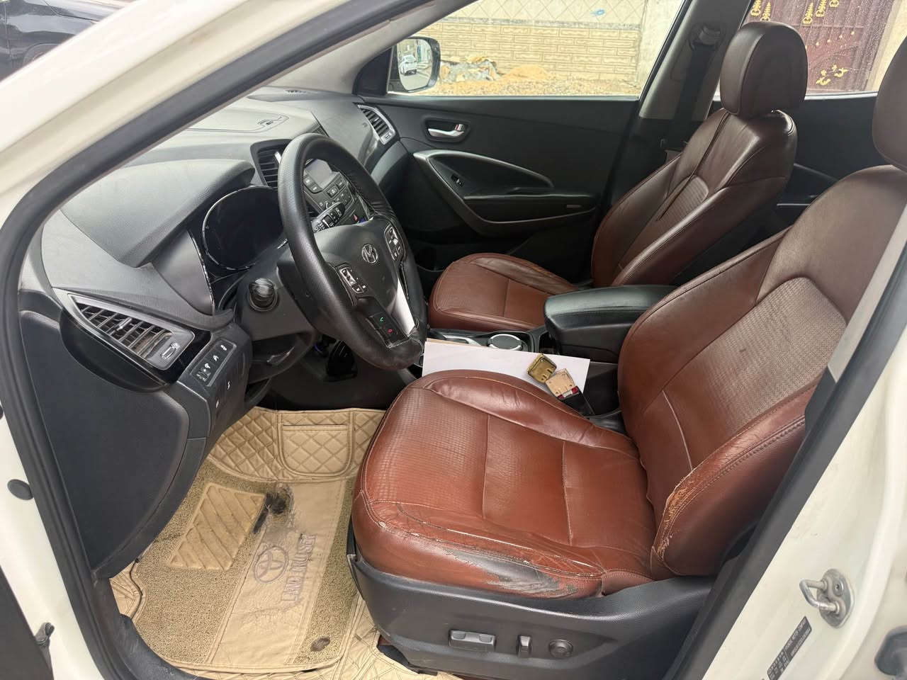 السلام عليكم . هونداي سنتافيا 2013 وارد خليجي المواصفات فوول كويتي يعني محرك 6 سلندر فور ويل وبصمة تشغيل وابواب بانوراما سقف مري شفط تحكمات ستيرن لد امامي وخلفي وحساس خلفي وشاشة وكامرا وباقي المواصفات المعروفة مكفولة من الصبغ ولحادث ولتبديل فقط بارد جدا بسيط باب خلف العبري من جوة اصلا ممبين ولباقي مكفول قبل سنة تقريبا طكت عندي الصوندة وصار بيهة كازكيت سويتة بساحة الطيران درجة اولى الحمدلله حاليا كلشي مابيهة السعر 165 مكان السيارة بغداد جانب الكرخ السيارة بسمي تحويل مباشر *********** بغداد, العراق
