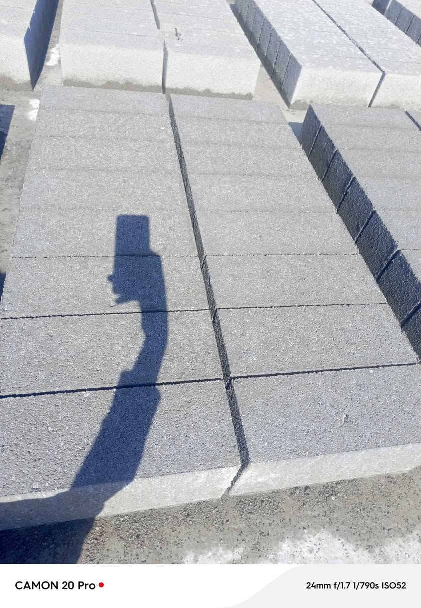 سلام عليكم يوجد بلوك رقم واحد البلوك ما يعجبك ترجعو مصمت مجوف الا ستفسار الاتصال عل رقم ***********
