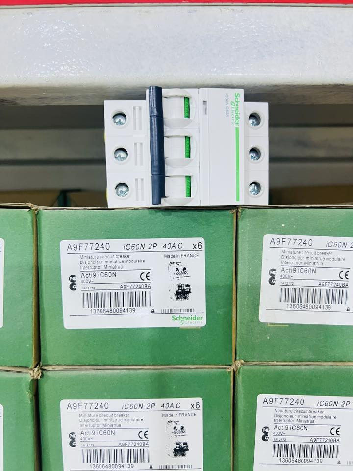 سلام عليكم ورحمة الله وبركاته يتوفر لدينا كونتكتر شنايدر 1000A تجاري واصلي +جوزان ومنجرات جميع الامبيريه استفسار *********** بغداد شورجه عكد النصاره شركة الابداع
