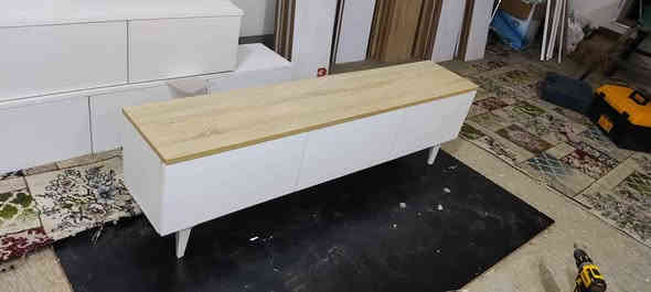 مێزی تیڤی بە ڕەنگی ساجی و سپی بە هەردوو شێوازی هەڵواسین یان قاچی هەبێت دوو مەتری نرخی 75 هەزارە
مەترو نیوی نرخی 60 هەزارە گڵۆپی لیدی پێوەیە و گەیاندن و هەڵواسین تەنها 5 هەزارە بۆ ناو شاری سلێمانی لە بەکرەجۆم
*********** السليمانية
