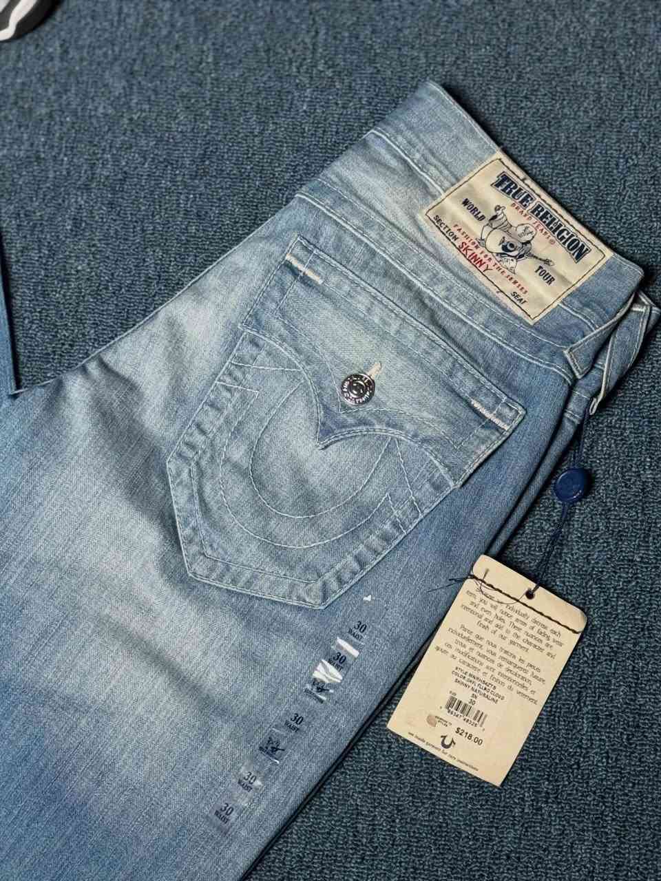 TRUE RELIGION 
جينز من الماركة الامريكية ترو ريليجين 
لون ازرق فاتح مميز 
القالب skinny 
يتميز هذا الموديل بتصميم الجيوب الخلفية التي تحتوي على طيات flaps وخياطة حدوة الحصان 
خيوط بارزه وتفاصيل كلاسيكية للعلامة 
بلد الصنع : المكسيك 
القياس : 30 
عرض الكمر : 41 سم 
الطول : 117 سم 
عرض الحجل : 15 سم 
السعر : 100 الف 
توصيل مجاني داخل بغداد وباقي محافظات العراق 🚚


**إذا كنت صاحب هذا الإعلان وتريد حذفه لأي سبب، رجاءا أرسل رسالة إلى الدعم الفني**