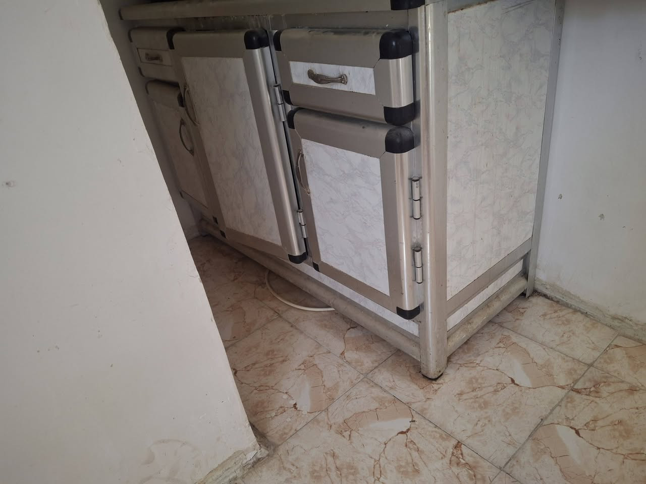 السلام عليكم 
 أغراض بيت بيع مستعجل 
كل شي وسعره 
غرفه تركي ١٥٠
كاونتر ٧٥ 
تخم قلاب جربايه ١٠٠
العنوان البوبيات 
***********
